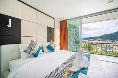 a bedroom with a large bed and a large window at \u82ad\u4e1cVilla2:\u56db\u5367\u6d77\u666f\u522b\u5885 \u53cc\u6d77\u666f \u4e2d\u82f1\u6cf0\u4e09\u6587\u7ba1\u5bb6 in Patong Beach