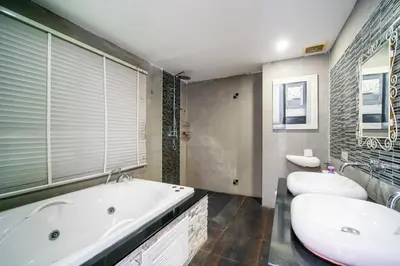 a bathroom with two sinks and a tub and two toilets at \u82ad\u4e1cVilla2:\u56db\u5367\u6d77\u666f\u522b\u5885 \u53cc\u6d77\u666f \u4e2d\u82f1\u6cf0\u4e09\u6587\u7ba1\u5bb6 in Patong Beach