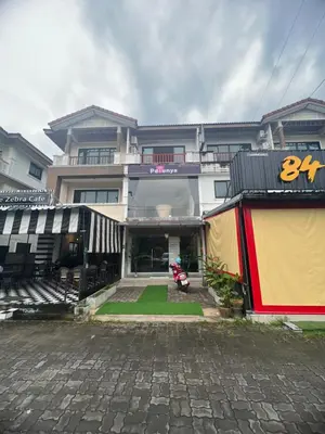 a building with a motorcycle parked in front of it at Petunya Room 4 in Ban Huai Luk (1)