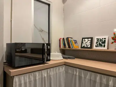 a microwave sitting on a counter with a mirror at Priew Wan Guesthouse in Patong Beach