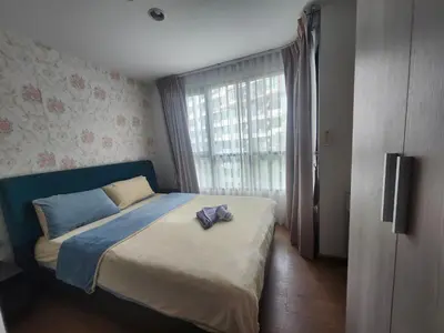 a bedroom with a bed and a window at 中央公寓 1 bed & Twin beds in Ban Rangeng