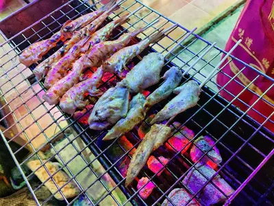 a grill with many different types of food on it at the hill resort \u5e0c\u5c14\u5ea6\u5047\u5c4b in Patong Beach
