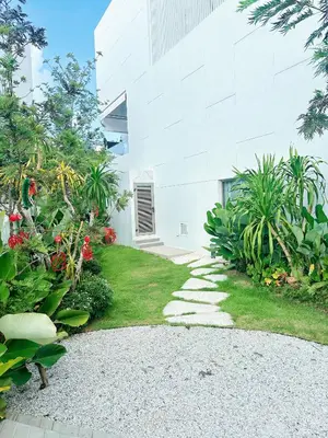 a garden with plants and a building at \u90a6\u6d9b\uff08bangtao)\u82b1\u56ed\u6cf3\u6c60\u522b\u58853\u5367 in Ban Pak Lak