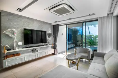 a living room with a tv and a couch at \u3010Beach Front\u3011\u6d77\u666f\u6c99\u6ee9\u522b\u5885\uff0c\u79c1\u4eba\u6cf3\u6c60\uff0c\u514d\u8d39\u65e9\u9910\uff0c\u5973\u4f63\u6bcf\u65e5\u6e05\u6d01\uff0c\u751f\u6d3b\u65b9\u4fbf\u4ea4\u901a\u4fbf\u5229 B in Phuket Town
