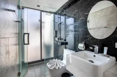 a bathroom with a sink and a mirror at \u3010Beach Front\u3011\u6d77\u666f\u6c99\u6ee9\u522b\u5885\uff0c\u79c1\u4eba\u6cf3\u6c60\uff0c\u514d\u8d39\u65e9\u9910\uff0c\u5973\u4f63\u6bcf\u65e5\u6e05\u6d01\uff0c\u751f\u6d3b\u65b9\u4fbf\u4ea4\u901a\u4fbf\u5229 B in Phuket Town