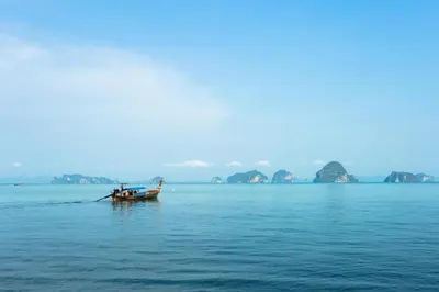 a small boat in the middle of a large body of water at Sairougn Seaview Hotel in Ban Ko Kwang