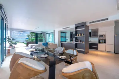 a dining room and living room with a table and chairs at \u62c9\u5a01Eva8 \u4e09\u5367\u6d77\u8fb9\u522b\u5885 \u8fd1\u62c9\u5a01\u6d77\u9c9c\u5e02\u573a in Ban Saiyuan (1)