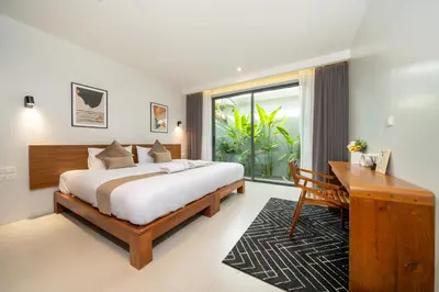 a bedroom with a bed and a desk and a window at \u5bbd\u655e\u8212\u9002 \u90a6\u6d9b\u6d77\u6ee9Laguna\u9644\u8fd1 \u56db\u5367\u5ba4\u79c1\u4eba\u6cf3\u6c60\u522b\u5885 V07 in Phuket Town