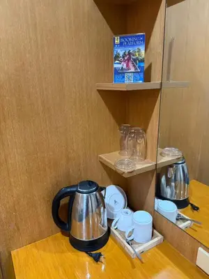 a tea kettle and cups on a counter in a kitchen at \u592a\u9633\u82b1\u9152\u5e97\u4eb2\u5b50\u5957\u623f in Patong Beach