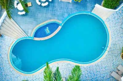 an overhead view of a swimming pool in a resort at Meet Holiday International Hotel-Patong \u666e\u5409\u5c9b\u76f8\u9047\u56fd\u9645\u5ea6\u5047\u9152\u5e97-\u82ad\u4e1c\u5e97 in Patong Beach