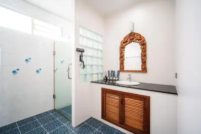 a bathroom with a sink and a shower at patong villa3 \u56db\u5367\u6d77\u666f\u6cf3\u6c60\u522b\u5885 \u8fd1\u73ed\u8d5e\u6d77\u9c9c\u5e02\u573a \u4e2d\u82f1\u6cf0\u4e09\u8bed\u670d\u52a1 in Patong Beach