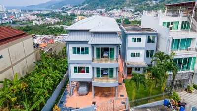 an aerial view of a house at patong villa3 \u56db\u5367\u6d77\u666f\u6cf3\u6c60\u522b\u5885 \u8fd1\u73ed\u8d5e\u6d77\u9c9c\u5e02\u573a \u4e2d\u82f1\u6cf0\u4e09\u8bed\u670d\u52a1 in Patong Beach