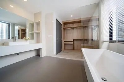 a bathroom with two sinks and a bath tub at \u666e\u5409\u5c9b\u6700\u8457\u540d\u7684Laguna\u62c9\u53e4\u5a1c \u4e94\u5367\u5ba4\u79c1\u4eba\u6cf3\u6c60\u522b\u5885 \u5bbd\u655e\u8212\u9002 in Phuket Town