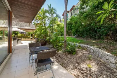 a patio with a table and chairs and trees at \u5c71\u6d77\u306e\u5922 1600\u5e73\u8c6a\u534e\u79c1\u4eba\u6cf3\u6c60\u522b\u5885 15m\u8d85\u5927\u6cf3\u6c60 \u6b65\u884c\u6d77\u8fb9 \u514d\u8d39\u65e9\u9910 \u4f63\u4eba in Phuket Town