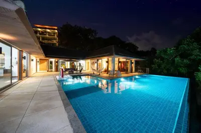 a swimming pool in the middle of a house at night at \u5c71\u6d77\u306e\u5922 1600\u5e73\u8c6a\u534e\u79c1\u4eba\u6cf3\u6c60\u522b\u5885 15m\u8d85\u5927\u6cf3\u6c60 \u6b65\u884c\u6d77\u8fb9 \u514d\u8d39\u65e9\u9910 \u4f63\u4eba in Phuket Town