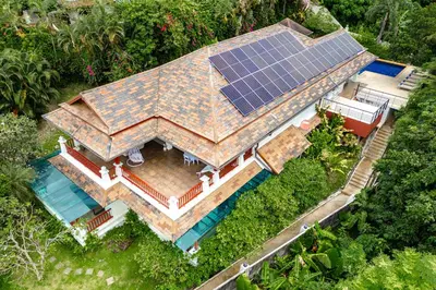 an aerial view of a house with solar panels on it at \u82ad\u4e1c\u65e5\u6708\u53cc\u6d77\u666f\u522b\u5885 in Patong Beach