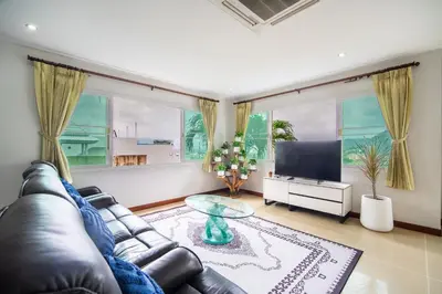a living room with a leather couch and a television at \u82ad\u4e1cvilla3\u56db\u5367\u6d77\u666f\u6cf3\u6c60\u522b\u5885\u82ad\u4e1c\u6d77\u6ee9\u8fd1\u73ed\u8d5eBangla in Patong Beach