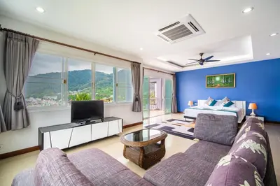 a living room with a couch and a tv at \u82ad\u4e1cvilla3\u56db\u5367\u6d77\u666f\u6cf3\u6c60\u522b\u5885\u82ad\u4e1c\u6d77\u6ee9\u8fd1\u73ed\u8d5eBangla in Patong Beach