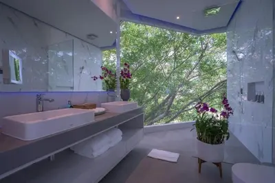 a bathroom with two sinks and a large window at \u84dd\u8272\u82ad\u4e1c\u8c6a\u534e5\u5367\u6d77\u666f\u522b\u5885 in Patong Beach