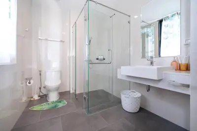 a bathroom with a sink and a shower and a toilet at \u9038\u6d77\u306e\u5922 Laguna\u4e09\u5367\u5ba4\u79c1\u4eba\u6cf3\u6c60\u522b\u5885 in Ban Phru Champa