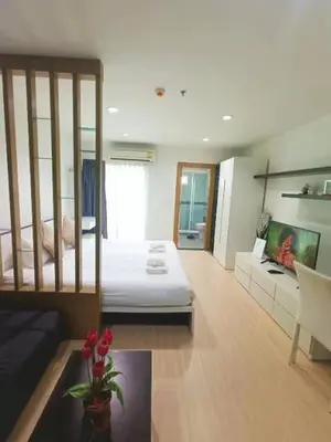 a large room with a bed and a couch at Merkezde Havuzlu Lüks Rezidans in Ban Rangeng