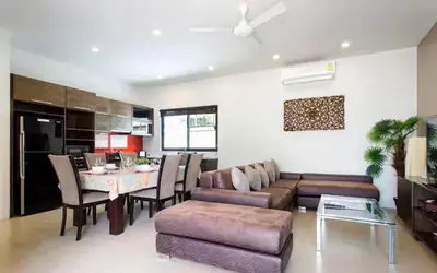 a living room with a couch and a table at Вилла Boutique Pool Villa с 3 спальнями in Ban Saiyuan (1)