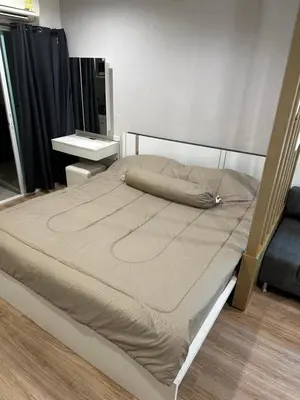 a large bed in a room with a desk at Phuket'in Merkezinde Havuzlu ve Lüks Rezidans in Phuket Town