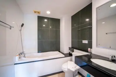 a bathroom with a tub and a toilet and a sink at \u82ad\u4e1c 19243 \u4e24\u5367\u6cf3\u6c60\u516c\u5bd3 \u8fd1Bangla \u73ed\u8d5e\u591c\u5e02 \u6c5f\u897f\u51b7\u8d2d\u7269\u5546\u573a in Patong Beach