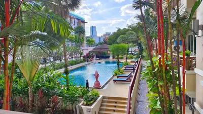 a pool in a resort with benches and palm trees at \u82ad\u4e1c43\u5e02\u4e2d\u5fc3\u6cf3\u6c60\u666f\u4e24\u5367\u5ba4\u516c\u5bd3\u8fd1\u73ed\u8d5e\u6c5f\u897f\u51b7\u9152\u5427\u8857 in Patong Beach