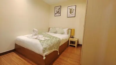 a bedroom with a bed with a rabbit on it at \u82ad\u4e1c43\u5e02\u4e2d\u5fc3\u6cf3\u6c60\u666f\u4e24\u5367\u5ba4\u516c\u5bd3\u8fd1\u73ed\u8d5e\u6c5f\u897f\u51b7\u9152\u5427\u8857 in Patong Beach