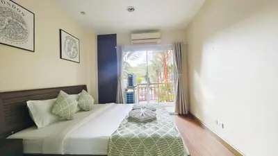 a bedroom with a large bed with a window at \u82ad\u4e1c43\u5e02\u4e2d\u5fc3\u6cf3\u6c60\u666f\u4e24\u5367\u5ba4\u516c\u5bd3\u8fd1\u73ed\u8d5e\u6c5f\u897f\u51b7\u9152\u5427\u8857 in Patong Beach
