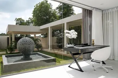 an office with a desk and a chair in a room at \u62c9\u53e4\u5a1c\u9ad8\u5c14\u592b\u4ff1\u4e50\u90e8\u522b\u5885 in Ban Nong Chaeng