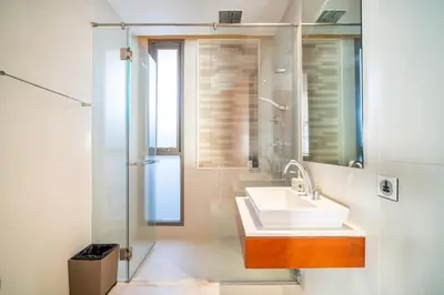 a bathroom with a sink and a shower at \u5361\u9a6c\u62c9\u6d77\u6ee9\u4e00\u7ebf\u6d77\u666f6\u5367\u522b\u5885 \u5df4\u4e1c\u9152\u5427\u885710\u5206\u949f\u5230\u8fbe\u76f4\u901a\u6d77\u6ee9\u5bb6\u6d77\u666fspa\u6f02\u6d6e\u8336 in Phuket Town