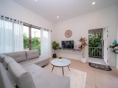 a living room with a couch and a table at \u6cf0\u56fd\u666e\u5409\u5c9bYona\u6d77\u8fb9\u56db\u5367\u5ba43\u53f7 in Ban Bang La