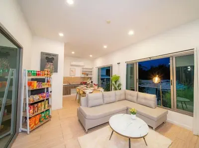 a living room with a couch and a table at \u6cf0\u56fd\u666e\u5409\u5c9bYona\u6d77\u8fb9\u56db\u5367\u5ba43\u53f7 in Ban Bang La