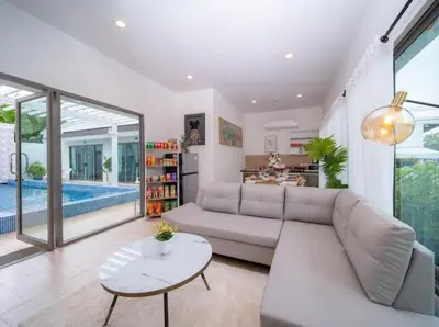 a living room with a couch and a table at \u6cf0\u56fd\u666e\u5409\u5c9bYona\u8c6a\u534e\u6d77\u8fb9\u56db\u5367\u5ba44\u53f7 in Ban Bang La