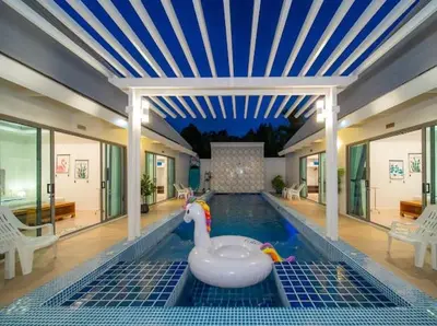a swimming pool with a toy unicorn in the middle at \u6cf0\u56fd\u666e\u5409\u5c9bYona\u8c6a\u534e\u6d77\u8fb9\u56db\u5367\u5ba44\u53f7 in Ban Bang La