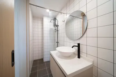 a white bathroom with a sink and a mirror at \u5168\u65b0\u4e8c\u5367\u516c\u5bd3\u73b0\u4ee3\u98ce\u683c in Phuket Town