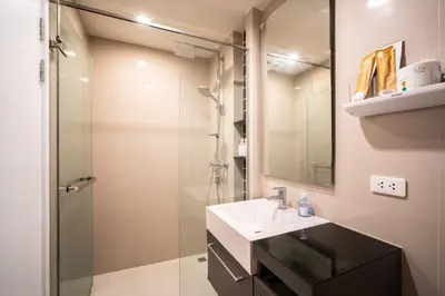 a bathroom with a sink and a shower at \u82ad\u4e1c\u6d77\u6ee9THEDECK166\u7cbe\u88c5\u516c\u5bd3\u9152\u5427\u8857Jungceylon10\u5206\u949f in Patong Beach