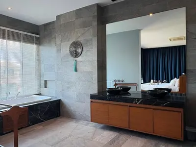 a bathroom with two sinks and a bath tub at Villa Sa in Ban Saiyuan (1)