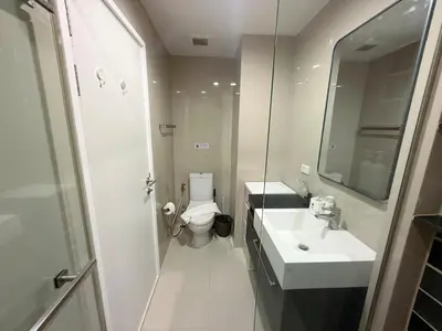 a bathroom with a toilet and a sink and a mirror at \u8d85\u4fbf\u5229 199\u53f7\u82ad\u4e1c\u6d77\u6ee9\u7cbe\u88c5\u516c\u5bd3 5\u5206\u949f\u5230\u6d77\u6ee910\u5206\u949f\u5230\u9152\u5427\u8857 in Patong Beach