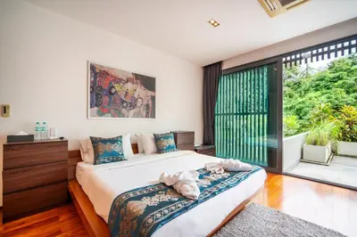 a bedroom with a large bed and a large window at \u62c9\u5a01Eva4 \u4e09\u5367\u5ba4\u4e00\u7ebf\u6d77\u666f\u522b\u5885 \u8fd1\u62c9\u5a01\u6d77\u9c9c\u5e02\u573a \u8d85\u5e02 24\u5c0f\u65f6\u5c0f\u533a\u5b89\u4fdd in Ban Saiyuan (1)