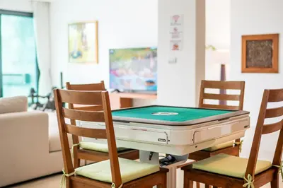 a room with a table with a ping pong table at \u62c9\u5a01Eva4 \u4e09\u5367\u5ba4\u4e00\u7ebf\u6d77\u666f\u522b\u5885 \u8fd1\u62c9\u5a01\u6d77\u9c9c\u5e02\u573a \u8d85\u5e02 24\u5c0f\u65f6\u5c0f\u533a\u5b89\u4fdd in Ban Saiyuan (1)