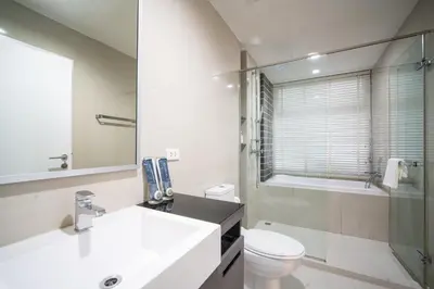 a white bathroom with a sink and a toilet at \u7cbe\u9009\u623f\u6e906\u53f7\u82ad\u4e1c\u6d77\u6ee9\u7cbe\u88c5\u516c\u5bd35\u5206\u949f\u5230\u6d77\u6ee910\u5206\u949f\u5230\u6d77\u6ee9Bangla\u9152\u5427\u8857Jungceylon\u5546\u573a in Patong Beach