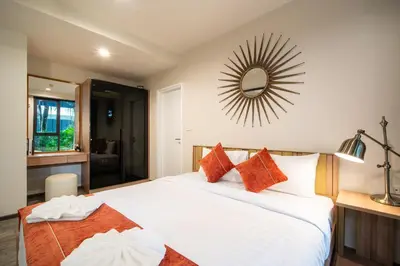 a bedroom with a large bed with a mirror on the wall at \u7cbe\u9009\u623f\u6e906\u53f7\u82ad\u4e1c\u6d77\u6ee9\u7cbe\u88c5\u516c\u5bd35\u5206\u949f\u5230\u6d77\u6ee910\u5206\u949f\u5230\u6d77\u6ee9Bangla\u9152\u5427\u8857Jungceylon\u5546\u573a in Patong Beach