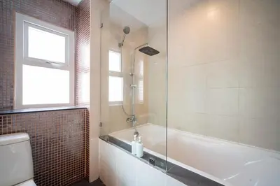 a bathroom with a shower and a tub and a toilet at Patong612\u7cbe\u88c5\u4e00\u5367\u516c\u5bd3 \u7535\u68af\u6cf3\u6c60\u5065\u8eab\u623f \u6b65\u884c\u591c\u5e02\u6d77\u6ee9 in Patong Beach