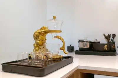 a gold mixer on a tray with glasses on a counter at The Exclusive Sky D4 \u8c6a\u534e4\u5367\u5ba4\u6d77\u666f\u522b\u5885 \u79c1\u4eba12m\u65e0\u8fb9\u6d77\u666f\u6cf3\u6c60 \u6bcf\u65e5\u6e05\u6d01 in Kamala Beach