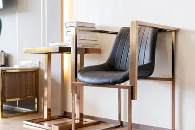 a black chair sitting next to a table at The Exclusive Sky D2 \u8c6a\u534e4\u5367\u5ba4\u6d77\u666f\u522b\u5885 \u79c1\u4eba12m\u65e0\u8fb9\u6d77\u666f\u6cf3\u6c60 \u6bcf\u65e5\u6e05\u6d01 in Kamala Beach