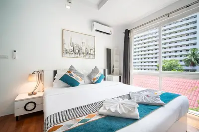 a white bedroom with a large bed and a window at \u82ad\u4e1cHavenLagoon612\u7cbe\u88c5\u4e00\u5367\u5ba4\u516c\u5bd3 \u8fd1\u82ad\u4e1c\u6d77\u6ee9\u751f\u6d3b\u4fbf\u5229 in Patong Beach