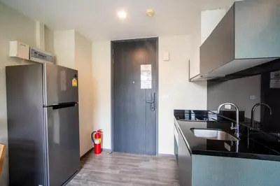 a kitchen with a stainless steel refrigerator and a door at \u82ad\u4e1cTheDeck220\u7cbe\u88c5\u4e00\u5367\u5ba4\u516c\u5bd3 \u8fd1\u82ad\u4e1c\u6d77\u6ee9Bangla\u6c5f\u897f\u51b7 in Patong Beach